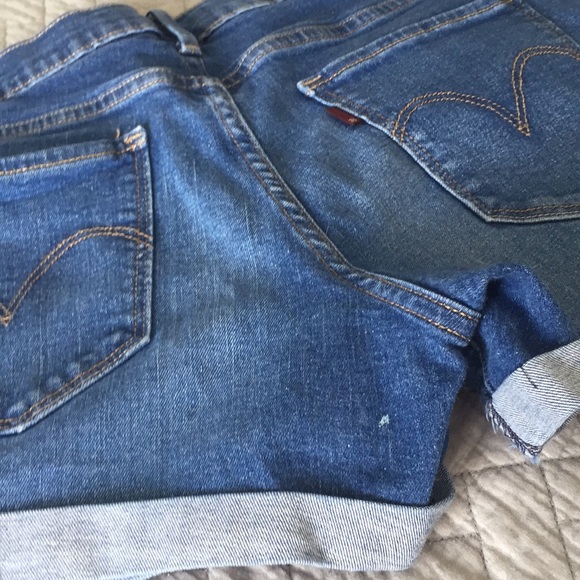 Levi’s Mid Rise Denim Shorts - Picture 5 of 5